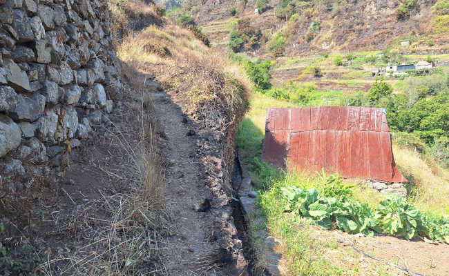 Kleiner Levada Kanal in Faja das Eguas