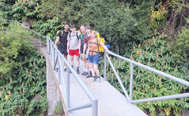 Gruppe Gäste auf Brücke