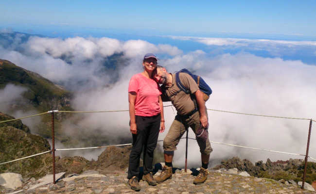 Erholte Urlauberin und Urlauber in Madeira